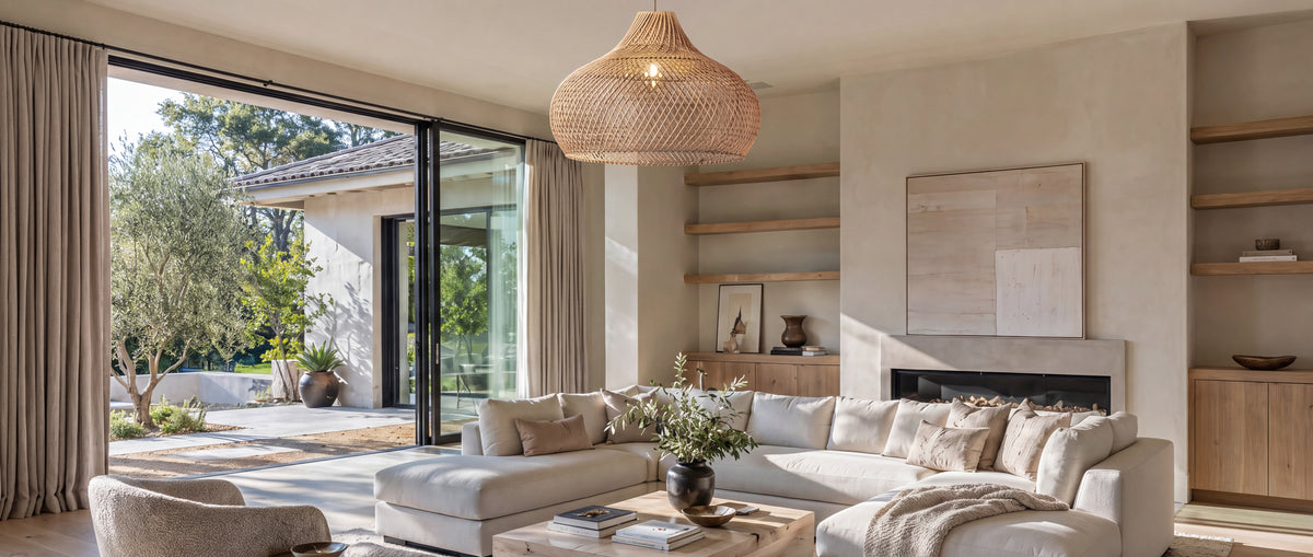 Salon lumineux avec grande suspension tressée en rotin au-dessus du canapé