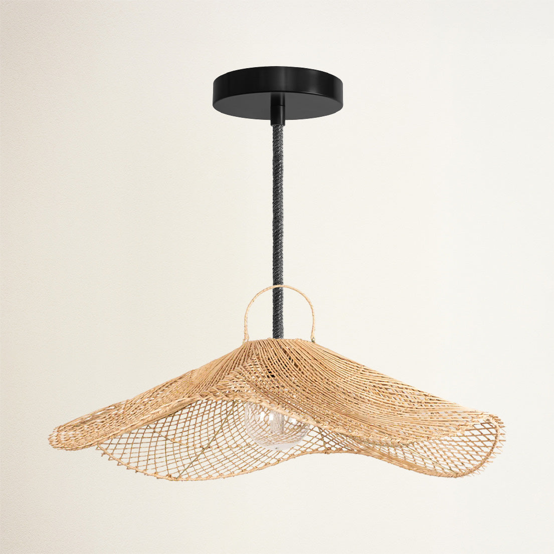 Suspension Lotus en rotin