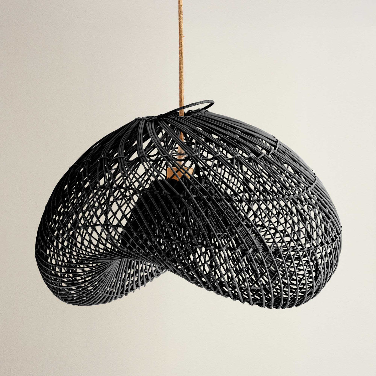 Suspension extérieure Sepherina noire en rotin