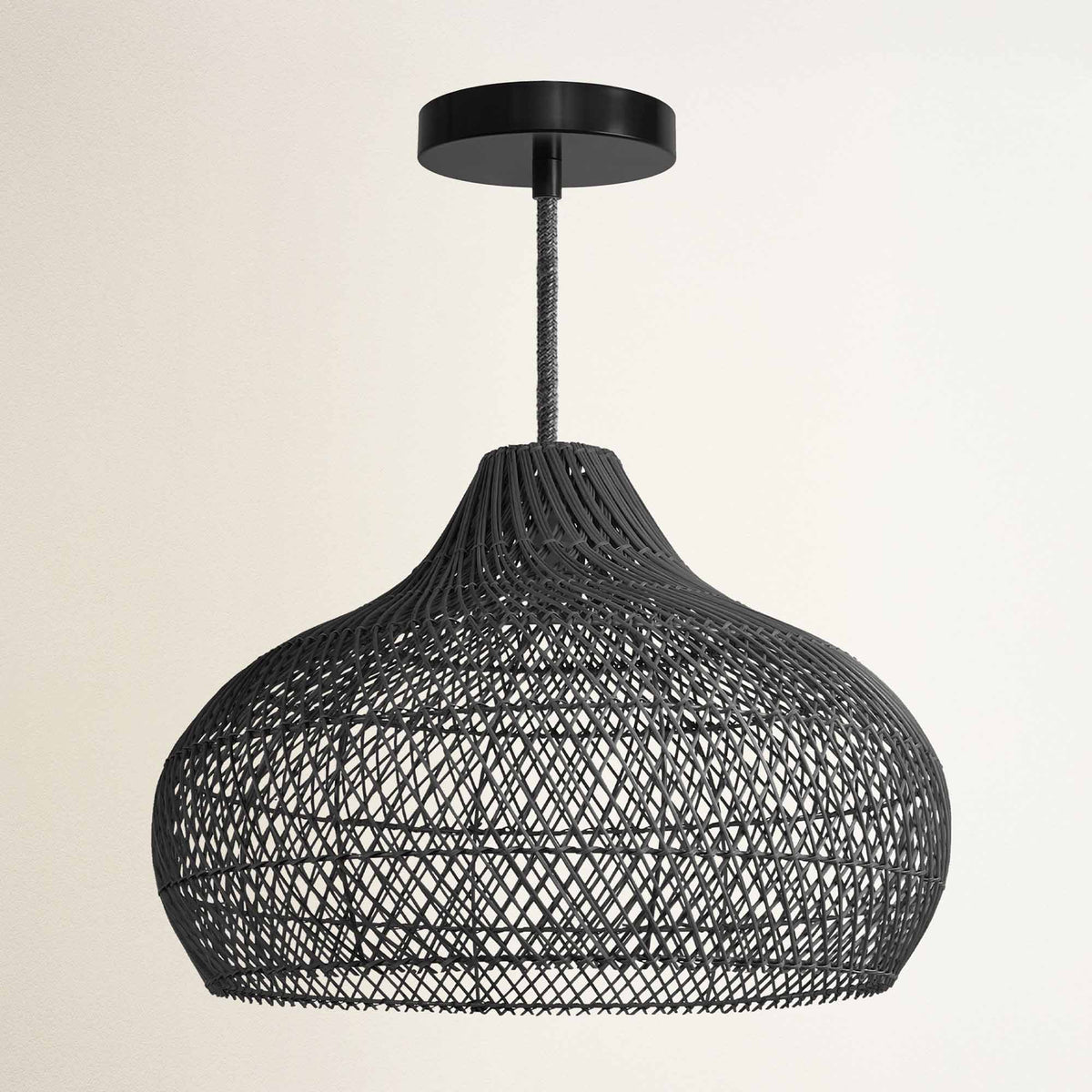 Suspension extérieure Kloe noire en rotin