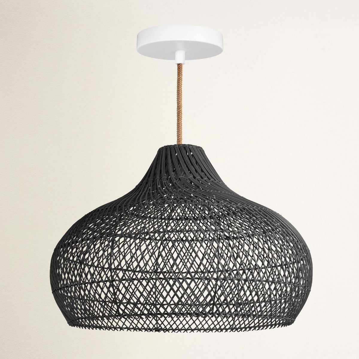 Suspension extérieure Kloe noire en rotin